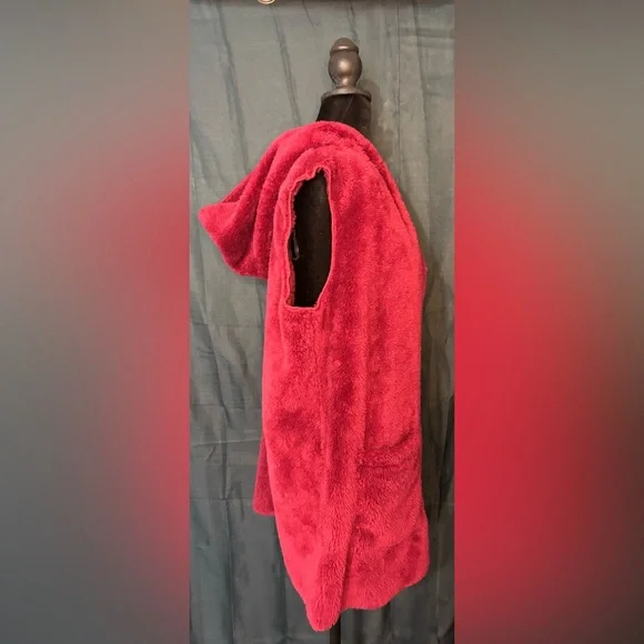 Zenana Outfitters Burgundy Fuzzy Vest - Picture 4 of 6